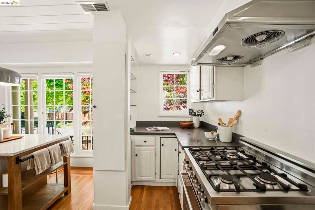 Image 18 of property listing at 1655 E 38th Street, Oakland, CA 94602