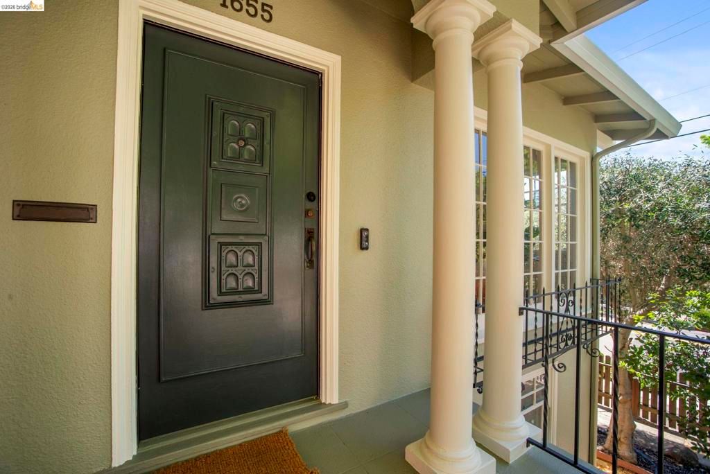 Image 3 of property listing at 1655 E 38th Street, Oakland, CA 94602