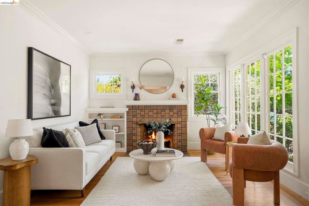 Image 5 of property listing at 1655 E 38th Street, Oakland, CA 94602