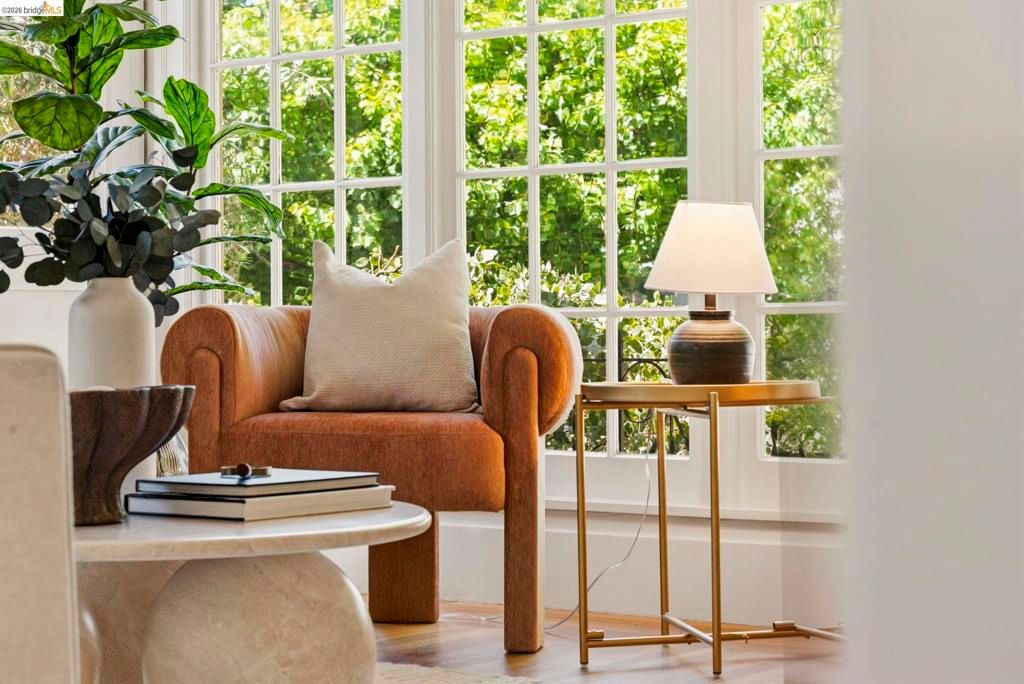 Image 9 of property listing at 1655 E 38th Street, Oakland, CA 94602