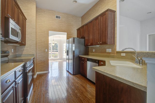 7559 Hawks Circle, Hanahan, SC 29410