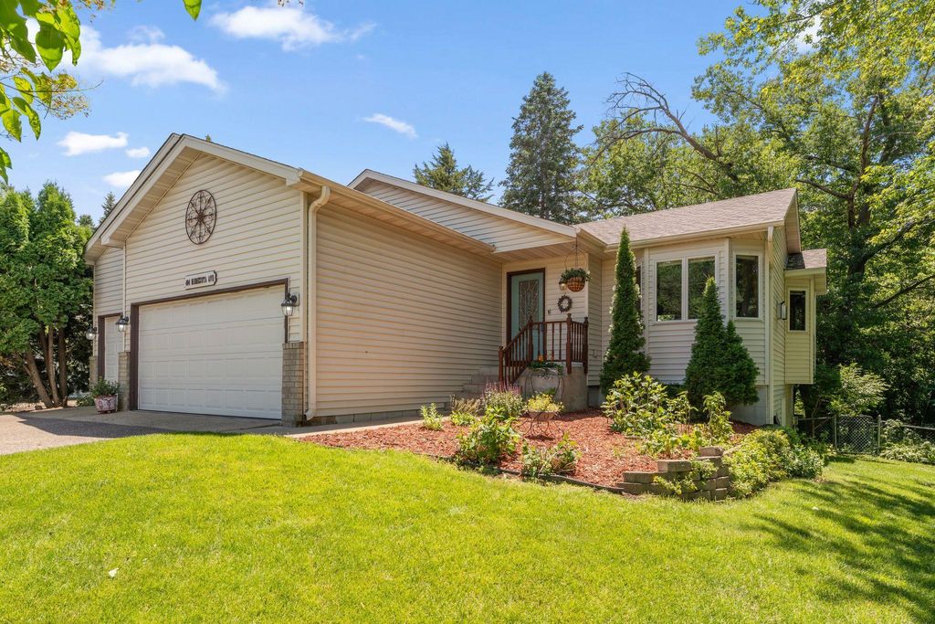 404 Minnesota Avenue, Roseville, MN 55113