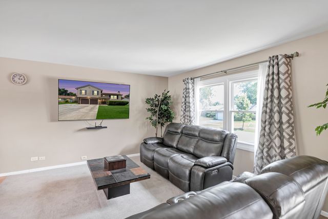 676 Niagara Drive, Bolingbrook, IL 60440