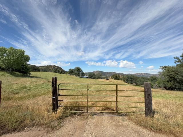 39569 Clover Lane, Yokuts Valley, CA 93675