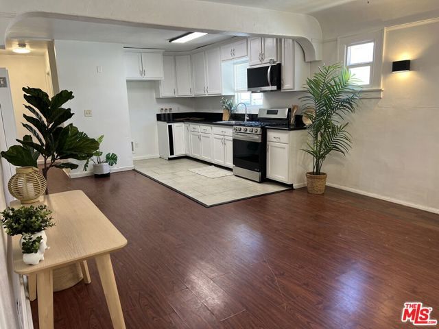 6055 7th Avenue, Los Angeles, CA 90043