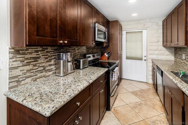 2544 Navarra Dr 4, Carlsbad, CA 92009