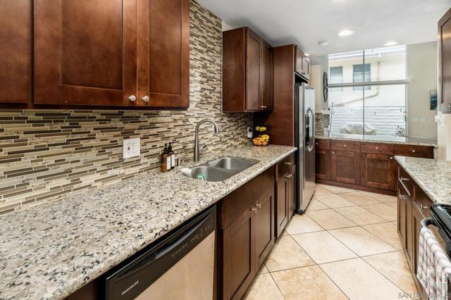 2544 Navarra Dr 4, Carlsbad, CA 92009