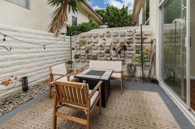 2544 Navarra Dr 4, Carlsbad, CA 92009