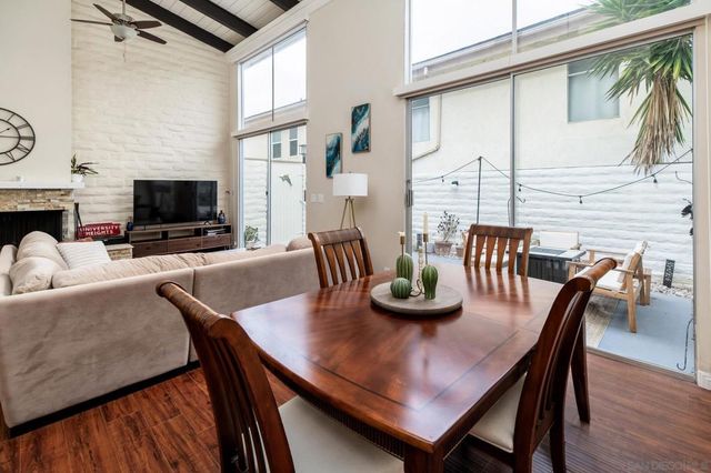 2544 Navarra Dr 4, Carlsbad, CA 92009