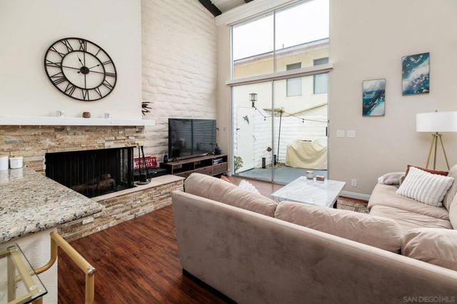 2544 Navarra Dr 4, Carlsbad, CA 92009