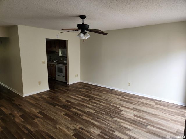 22 COUNTRY Place, Springfield, IL 62703