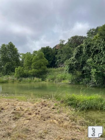 572 RIVER BLUFF CIR, Pipe Creek, TX 78063