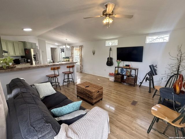 572 RIVER BLUFF CIR, Pipe Creek, TX 78063