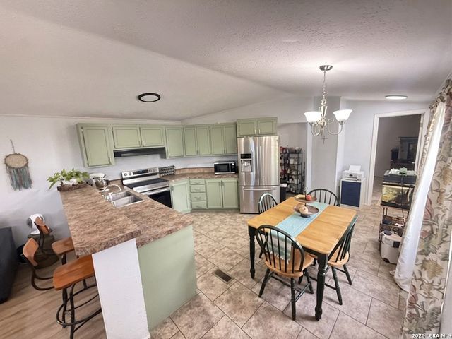572 RIVER BLUFF CIR, Pipe Creek, TX 78063