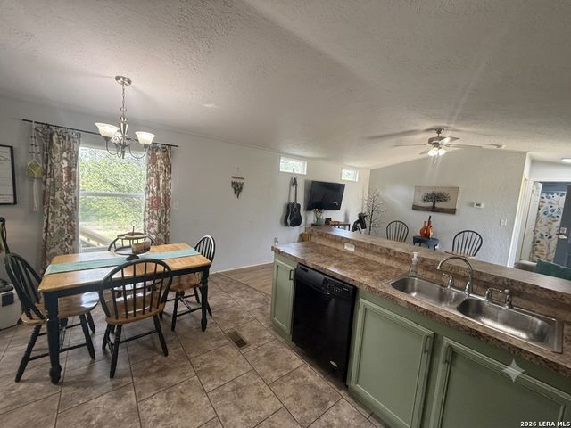 572 RIVER BLUFF CIR, Pipe Creek, TX 78063