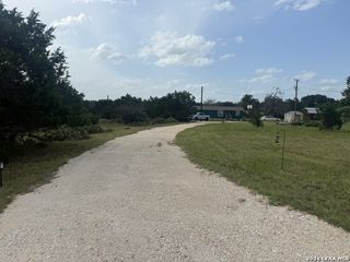 572 RIVER BLUFF CIR, Pipe Creek, TX 78063