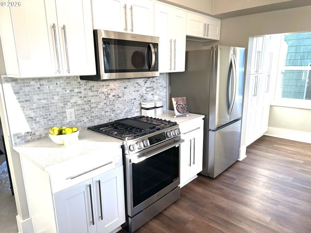 6804 Se CARLTON St, Portland, OR 97206