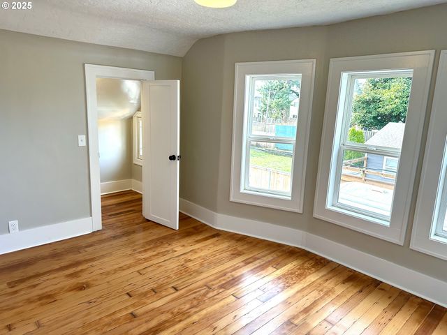 6804 Se CARLTON St, Portland, OR 97206