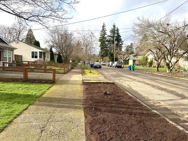 6804 Se CARLTON St, Portland, OR 97206