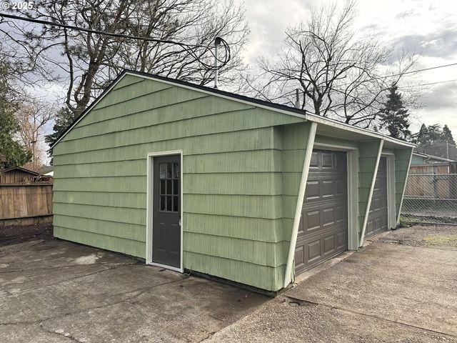 6804 Se CARLTON St, Portland, OR 97206