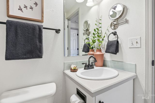 807 S Bonneville, Nampa, ID 83686