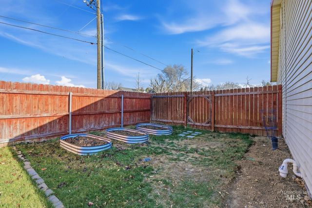 807 S Bonneville, Nampa, ID 83686