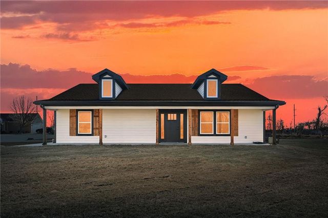 704 Colony Avenue, East Lynne, MO 64743