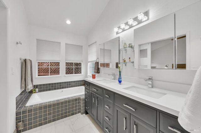 14 Clement Ct, Napa, CA 94558