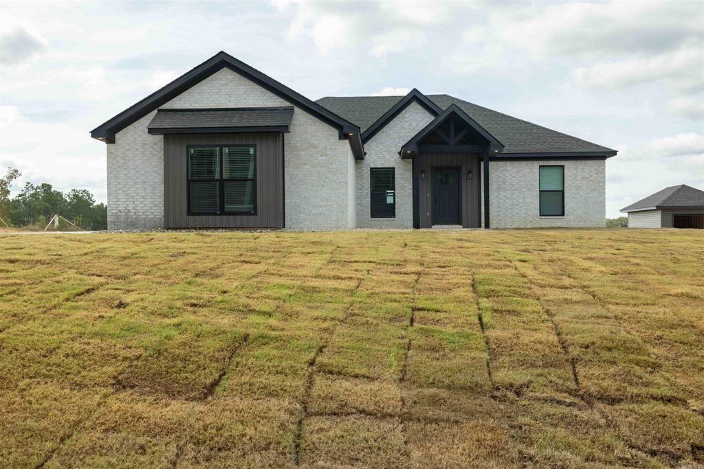 10723 W Miller Sardis Road, Bauxite, AR 72011