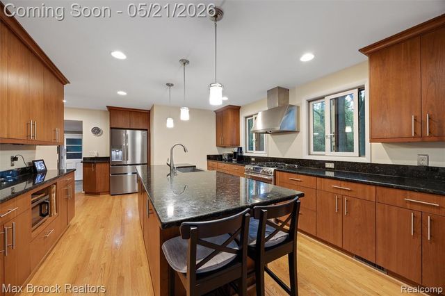 255 N Berkshire Road, Bloomfield Hills, MI 48302