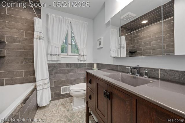 255 N Berkshire Road, Bloomfield Hills, MI 48302