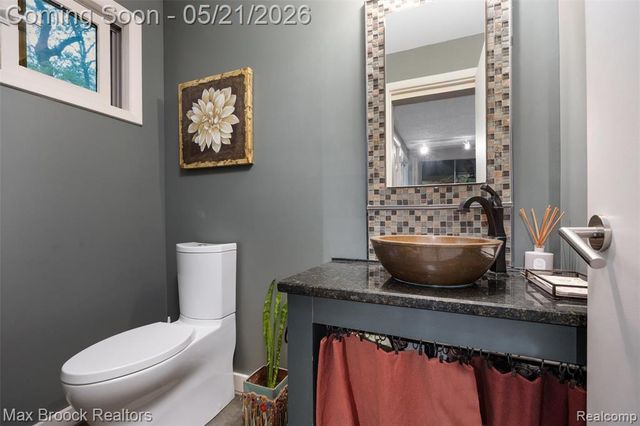 255 N Berkshire Road, Bloomfield Hills, MI 48302