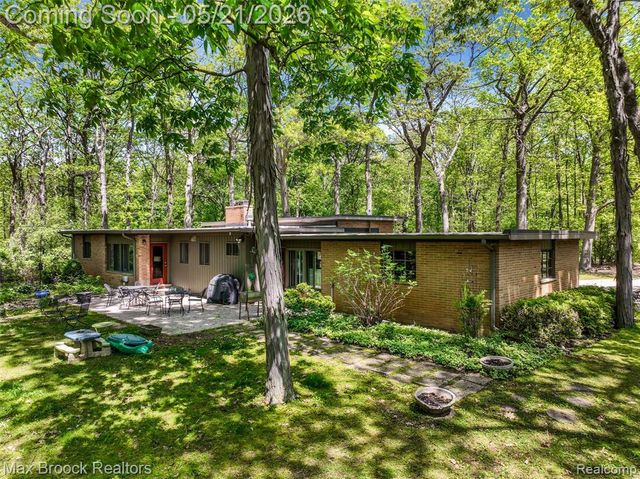 255 N Berkshire Road, Bloomfield Hills, MI 48302