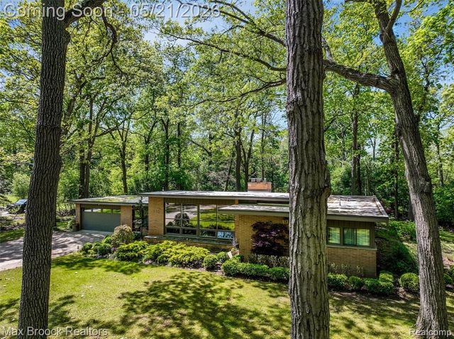 255 N Berkshire Road, Bloomfield Hills, MI 48302