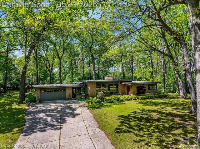 255 N Berkshire Road, Bloomfield Hills, MI 48302