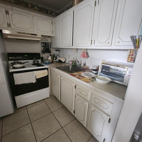 18 Oakridge B 18, Deerfield Beach, FL 33442