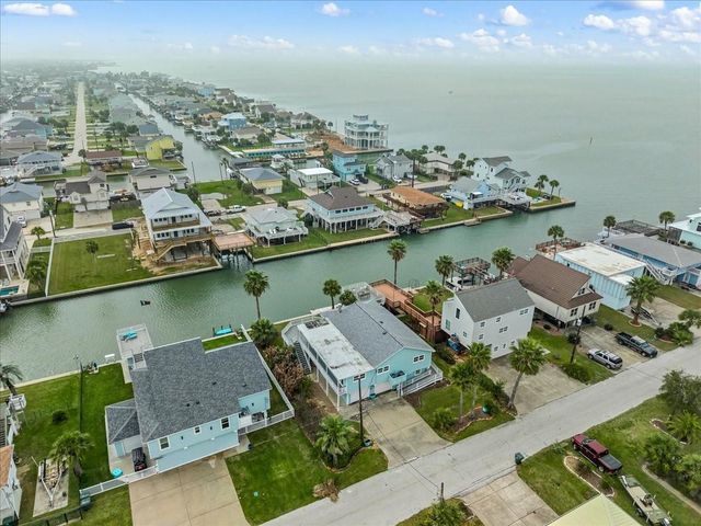 3718 Brewster Key Drive, Galveston, TX 77554