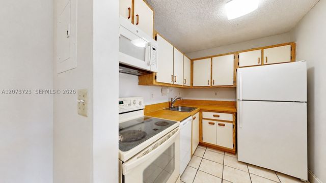 15600 SW 80th St L-304, Miami, FL 33193