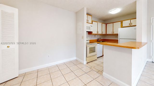 15600 SW 80th St L-304, Miami, FL 33193