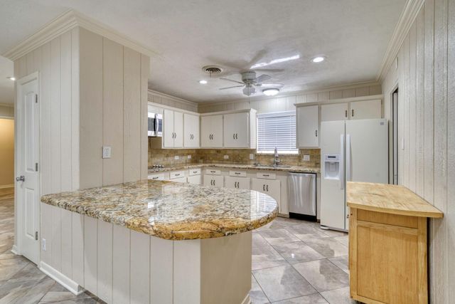 102 W Marietta Street, Madisonville, TX 77864