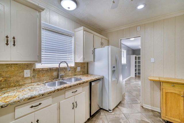 102 W Marietta Street, Madisonville, TX 77864