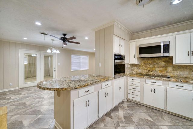 102 W Marietta Street, Madisonville, TX 77864