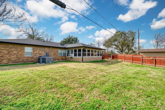 102 W Marietta Street, Madisonville, TX 77864