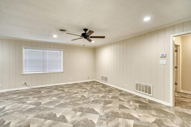 102 W Marietta Street, Madisonville, TX 77864