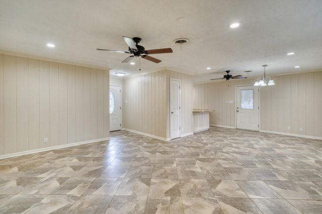 102 W Marietta Street, Madisonville, TX 77864