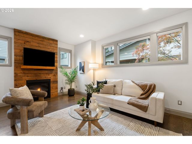 7667 Se SHERMAN Ct, Portland, OR 97215