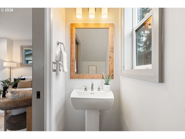 7667 Se SHERMAN Ct, Portland, OR 97215