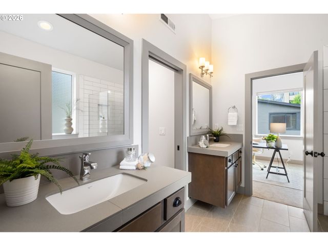 7667 Se SHERMAN Ct, Portland, OR 97215