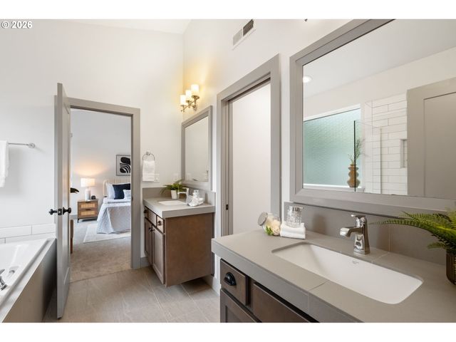 7667 Se SHERMAN Ct, Portland, OR 97215