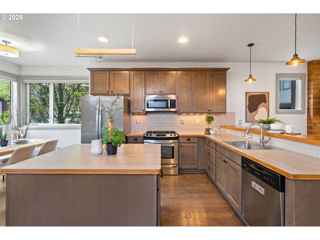 7667 Se SHERMAN Ct, Portland, OR 97215